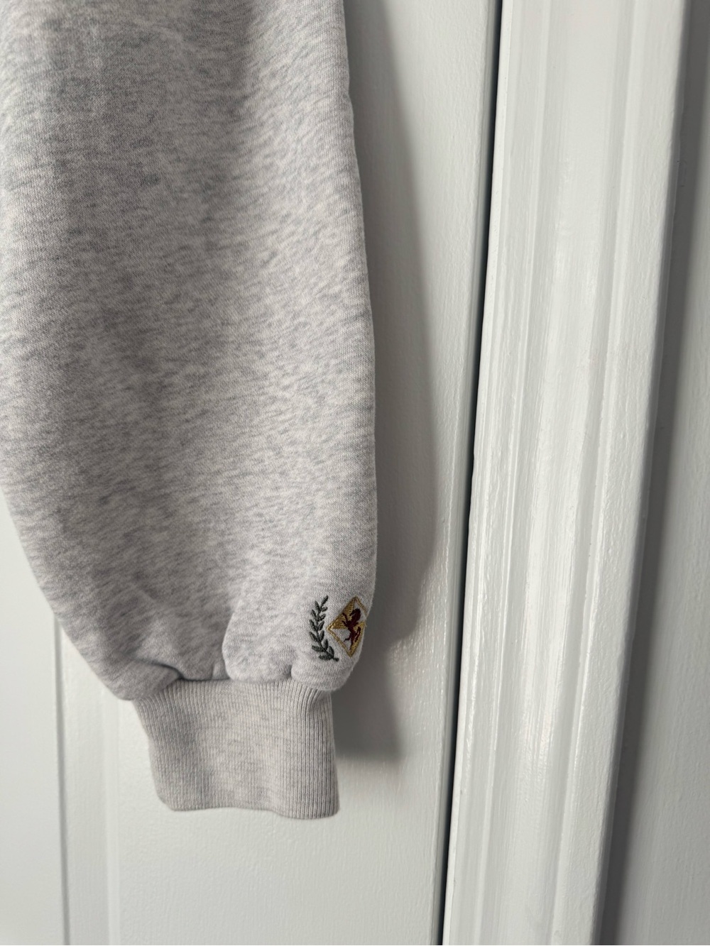 Abercrombie and Fitch Hotel Mer Cropped Crewneck Sweatshirt - Picture 6 of 6